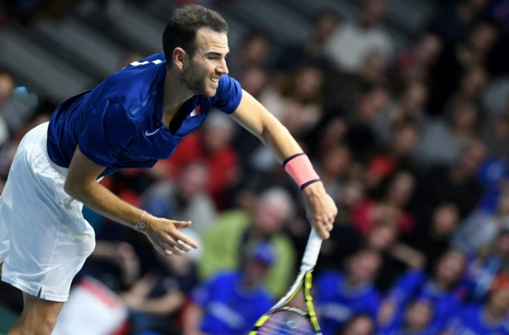 Adrian Mannarino face au Néerlandais Thiemo de Bakker, lors du premier simple de Coupe Davis entre la France et les Pays-Bas, le 2 février 2018 à Albertville