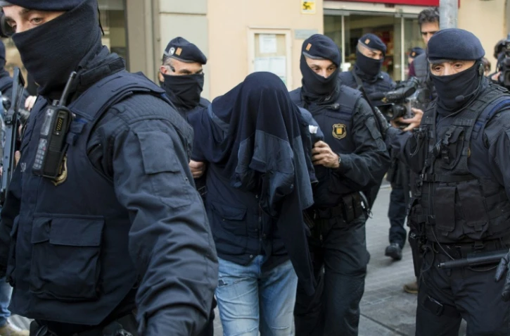 Photo archives de la police espagnole procédant à l'arrestation de jihadistes présumés à Barcelone, le 25 avril 2017.
