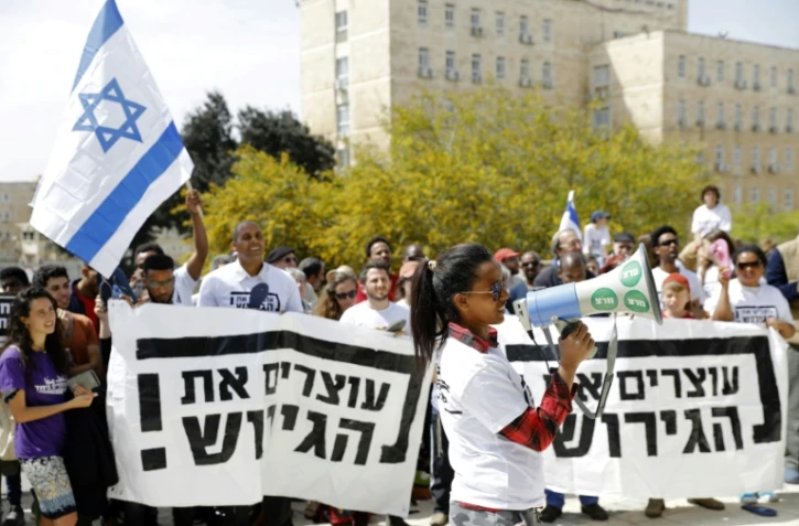 Des migrants africains et des Israéliens manifestent devant les bureaux du Premier ministre Benjamin Netanyahu à Jérusalem, contre la volonté affichée du gouvernement d'expulser des milliers de migrants, le 3 avril 2018