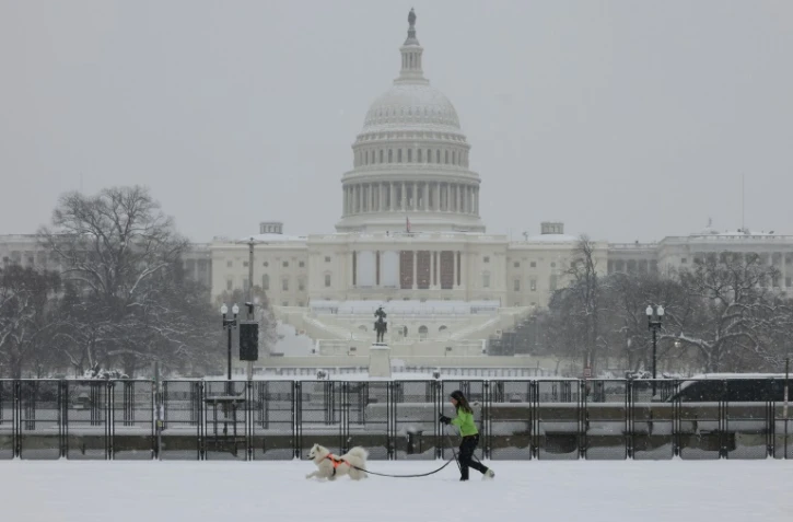 Une femme promène son chien près du Capitole de Washington, le 6 janvier 2025