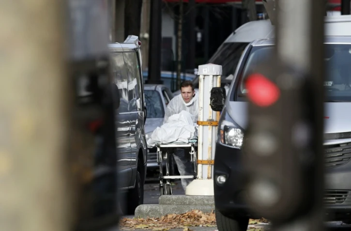 Un corps emmené sur une civière devant le Bataclan le 14 novembre 2015 après les attaques terroristes commises à Paris