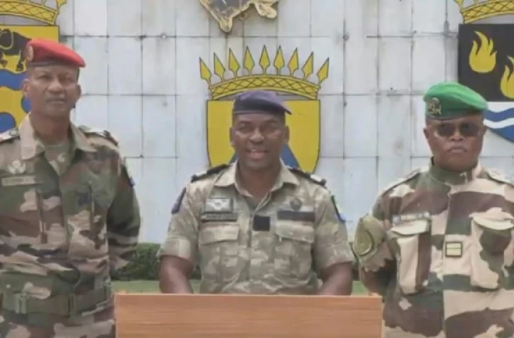 Image tirée d'une vidéo obtenue par l'AFTPV auprès de Gabon 24, le 2 septembre 2023, montrant le colonel Ulrich Manfoumbi Manfoumbi (c), porte-parole du Comité pour la transition et la restauration des institutions (CTRI), lors d'une déclaration à la télévision