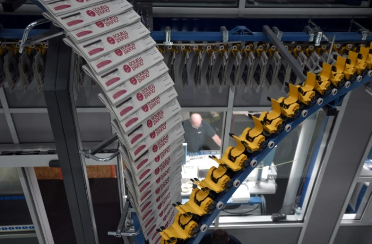 Des éditions du quotidien régional Ouest-France sortant de l'impression, le 24 novembre 2017 à Rennes