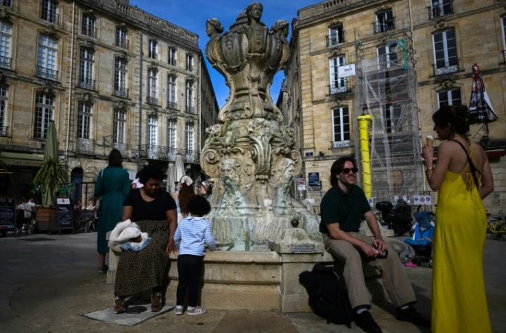 Une fontaine à Bordeaux, le 5 avril 2024, ou des températures élevées pour début avril se font sentir
