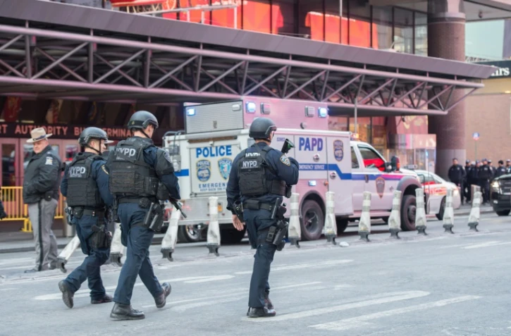 Des policiers et des services de secours arrivent sur le lieu d'une explosion à New-York, le 11 décembre 2017