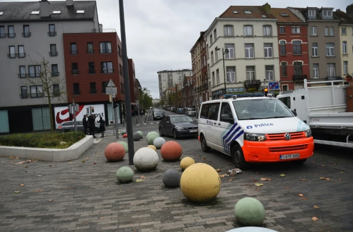 Un véhicule de police dans le quartier de Molenbeek, le 15 novembre 2015 à Bruxelles, où plusieurs personnes ont été arrêtées en lien avec les attentats de Paris