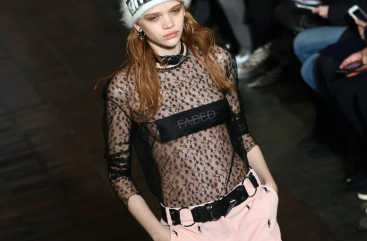 Un mannequin porte une création du styliste Alexander Wang durant la Fashion Week à New York, le 13 février 2016