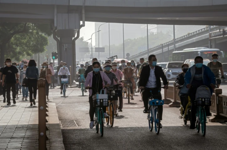 Des Chinois se rendent au travail, le 22 mai 2020 à Pékin