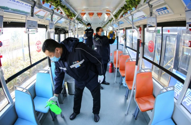Désinfection d'un bus à Qingdao, le 5 février 2020 dans l'est de la Chine