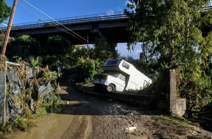 Un véhicule a versé sur le bord de la route près de l'endroit où neuf personnes de la même famille ont péri dans une maison envahie par les eaux. Casteldaccia, près de Palerme, le 4 novembre 2018.