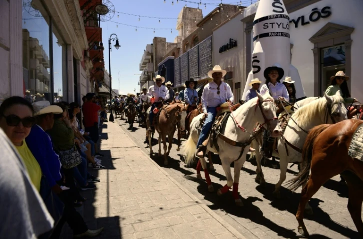Parade équestre dans les rues d'El Parral où le révolutionnaire Pancho Villa a été assassiné il y a 100 ans, le 19 juillet 2023 au Mexique