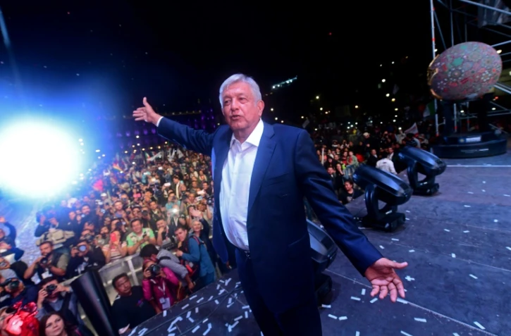Le nouveau président mexicain élu Andres Manuel Lopez Obrador salue ses partisans après sa victoire à l'élection présidentielle, le 1er juillet 2018 à Mexico