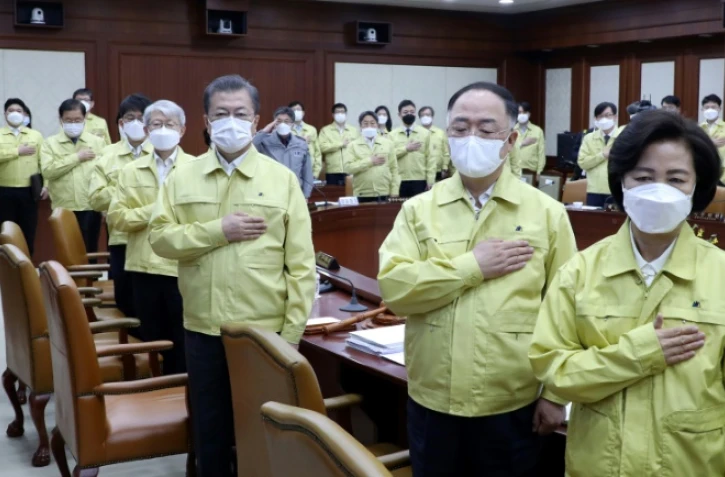 Le président sud-coréen Moon Jae-in (3e en partant de la droite) et ses ministres affublés de masques pour une réunion de crise à Séoul, le 3 mars 2020