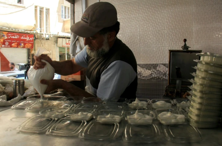 Un syrien prépare un plat au "Sultan Deraya", restaurant de la ville rebelle d'Idleb, en Syrie, le 1er juillet 2017