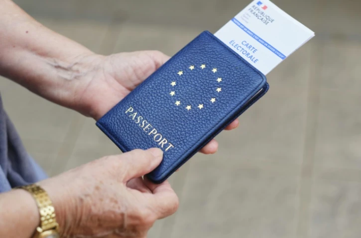 Un électeur dans un bureau de vote à Noumea, au dernier jours des élections européennes, le 9 juin 2024