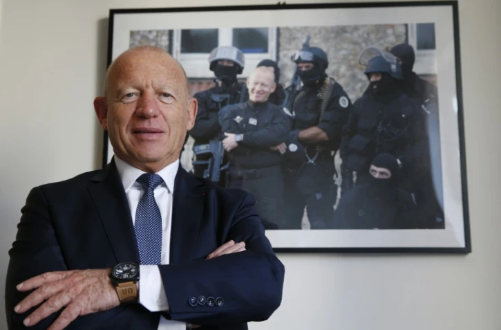 Jean-Louis Fiamenghi devant une photographie du Raid le 17 février 2016 à Paris