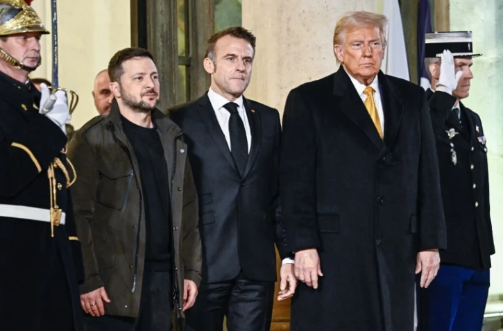 Volodymyr Zelensky , Emmanuel Macron, et Donald Trump, le 7 décembre au palais de l'Elysée lors d'une rencontre préalable à la cérémonie de réouverture de Notre-Dame 