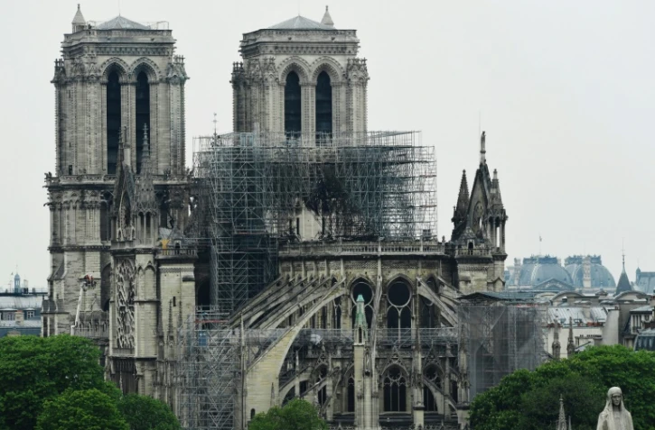 Vue de Notre-Dame et de l'échafaudage fondu, le 16 avril 2019
