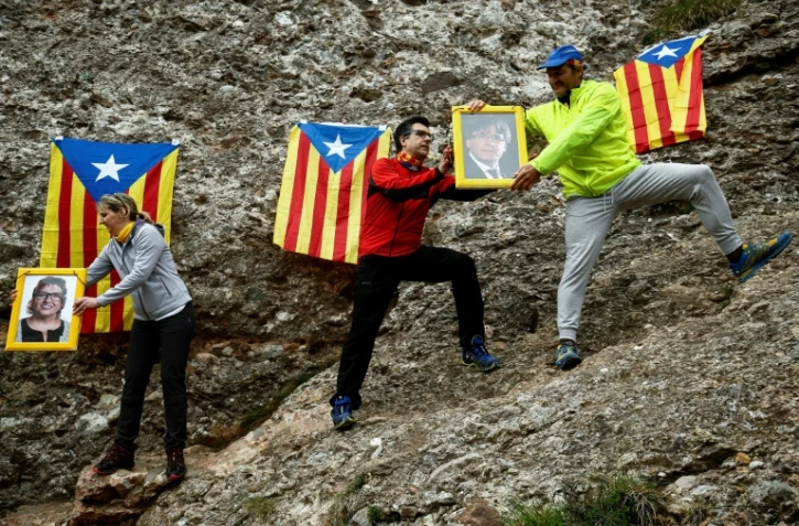 Chaîne humaine en Catalogne pour porter symboliquement des photos des indépendantistes catalans emprisonnés ou exilés jusqu'à un sommet montagneux, le 28 avril 2018