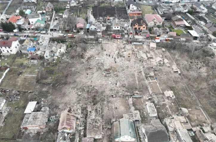 Une photo publiée par les autorités ukrainiennes montre le site d'une attaque de missile à Zaporijjia, le 22 mars 2024