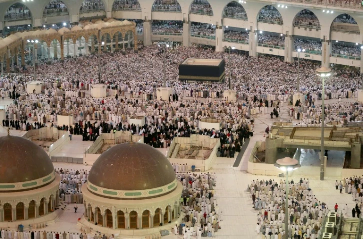 Des pèlerins musulmans prient à la Grande Mosquée, le 29 août 2017 à la Mecque