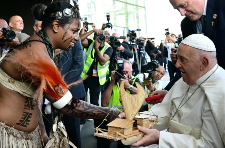 Le pape François reçoit un cadeau lors de sa visite à Port Moresby, en Papouasie-Nouvelle-Guinée, le 7 septembre 2024