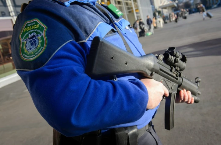 Un policier suisse patrouille à l'aéroport de Genève, le 12 décembre 2015