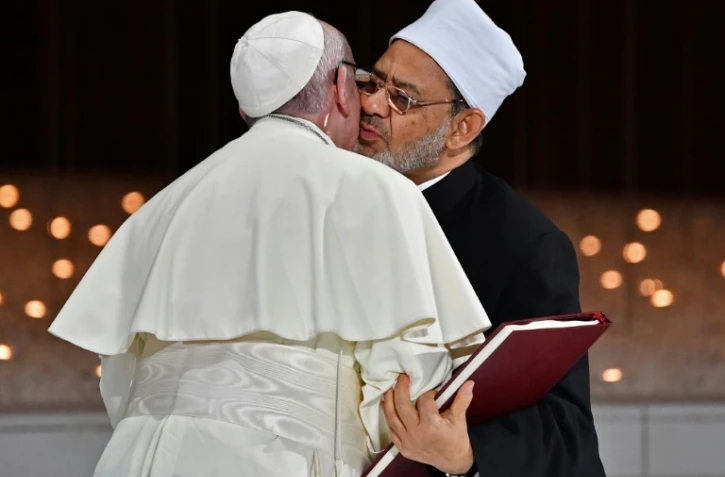 Le pape François et le grand imam d'Al-Azhar, le cheikh Ahmed al-Tayeb, se donnant l'accolade le 4 février à Abou Dhabi 
