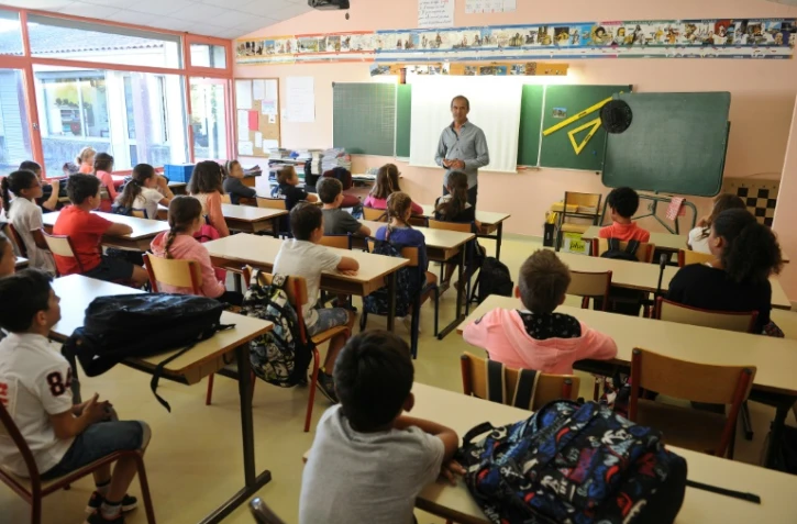 Les postes créés sont occupés par des contractuels quand les concours d'enseignants n'ont pas fait le plein dans zones peu attractives ou certaines matières comme les mathématiques et l'anglais