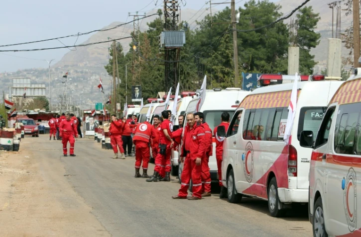 Des véhicules et des secouristes du Croissant rouge dans la ville de Zabadani près de Damas, le 12 avril 2017