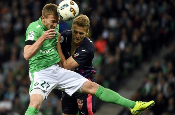 Duel aérien entre le Stéphanois Robert Beric et le Bordelais Igor Lewczuk, le 5 mai 2017 à Geoffroy Guichard 