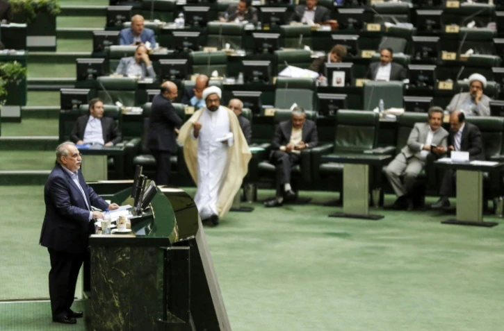 Photo du ministre de l'Economie et des Finances Massoud Karbassian (L), s'exprimant devant le Parlement iranien avant un vote de confiance le concernant, le 26 août 2018 à Téhéran