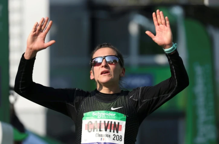 La Française Clémence Calvin à l'arrivée du marathon de Paris, après avoir battu le record de France, le 14 avril 2019