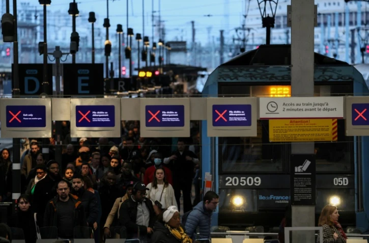 Des voyageurs gare de Lyon à Paris le 16 février 2024 lors d'une grève des contrôleurs de la SNCF