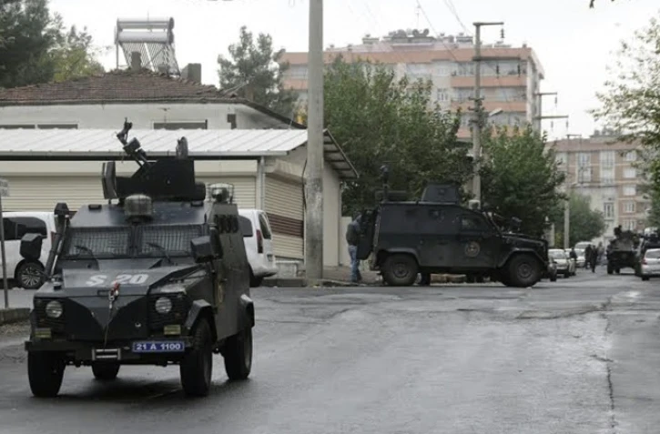 Un véhicule des forces spéciales de police lors d'une fusillade meurtrière avec des membres présumés de l'EI, le 26 octobre 2015 à Diyarbakir, en Turquie