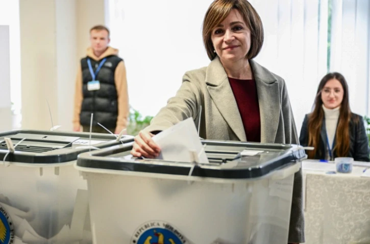 La présidente moldave et candidate du Parti de l'action et de la solidarité (PAS), Maia Sandu, vote lors de l'élection présidentielle et du référendum sur l'adhésion à l'Union européenne, le 20 octobre 2024 à Chisinau