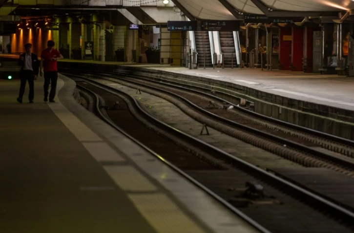 Des employés de la SNCF marchent sur un quai vide gare Montparnasse le 23 avril 2018 à Paris au début d'une nouvelle grève de deux jours contre la réforme de la compagnie
