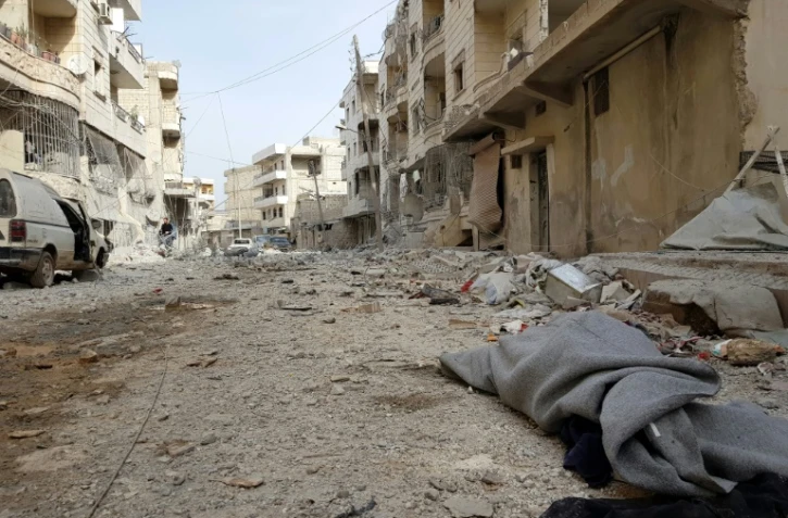 Un corps gît dans une rue de la ville d'Afrine, dans le nord-ouest de la Syrie, le 19 mars 2018