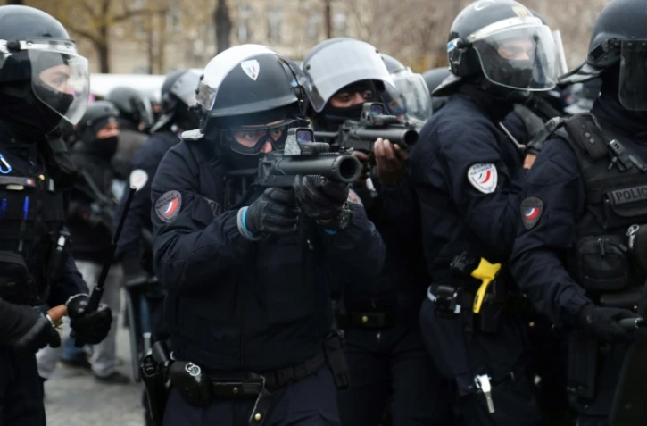 Des policiers munis de LBD 40 lors d'une manifestation de "gilets jaunes", le 12 janvier 2019 