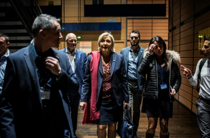 Marine Le Pen (c) entre son garde du corps Thierry Legier (g) et sa collaboratrice Catherine Griset (d), le 4 février 2017 à Lyon