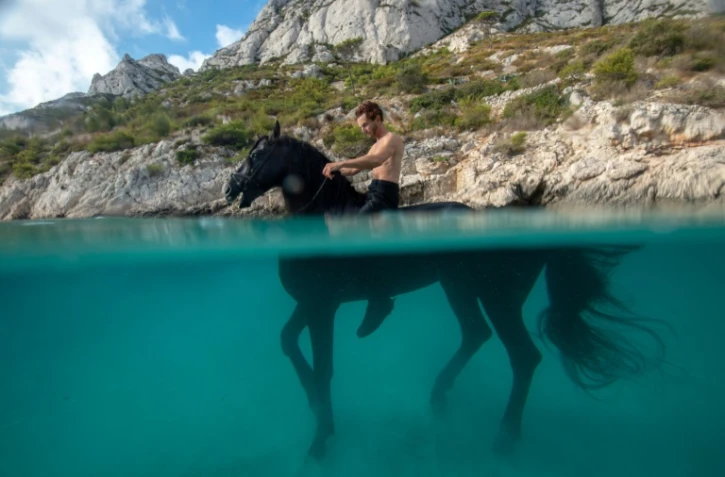 Manolo s'entraîne avec son cheval Indra dans la Calanque de Sormiou, à Marseille, le 4 septembre 2019