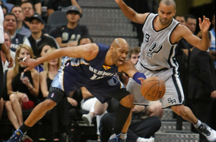 Vince Carter, joueur de Memphis, face à Tony Parker (D) lors du match Spurs - Grizzlies, le 17 avril 2016 à San Antonio