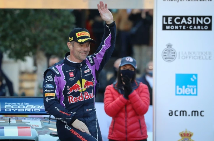 L'insatiable Sébastien Loeb salue ses fans après son succès dans le rallye Monte-Carlo, le 23 janvier 2022 
