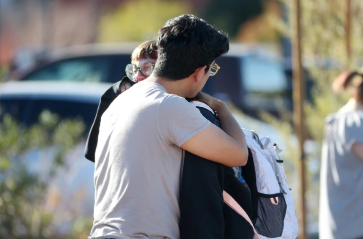 Une étudiante de l'université du Nevada à Las Vegas est réconfortée par son fiancé, après des tirs qui ont fait trois morts sur le campus, le 6 décembre 2023