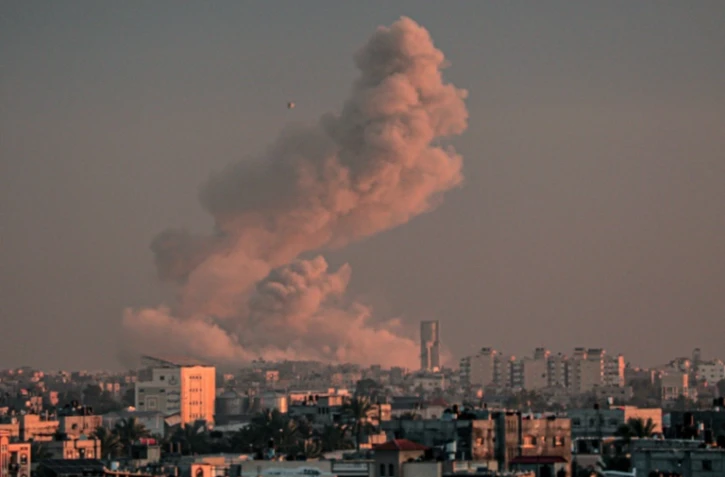 Bombardements israéliens sur Khan Younès, dans le sud de la bande de Gaza, le 5 février 2024