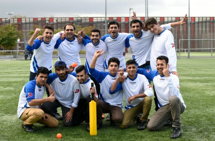 Une équipe de cricket composée de migrants et l'ancien joueur afghan Mohamed Daoud Ahmadzai (3e en partant de la gauche), le 20 octobre 2016 à Paris