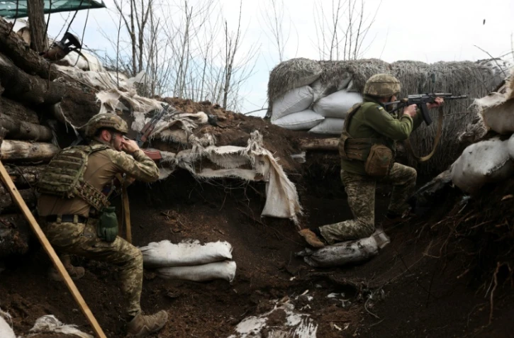 Des soldats ukrainiens dans une tranchée sur la ligne de front dans la région de Lugansk, le 11 avril 2022 