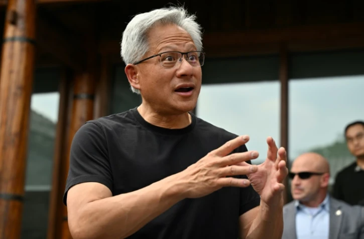 Le PDG de Nvidia, Jensen Huang, s'adresse aux journalistes à son arrivée à une conférence de presse dans un hôtel de Pékin, le 16 juillet 2025