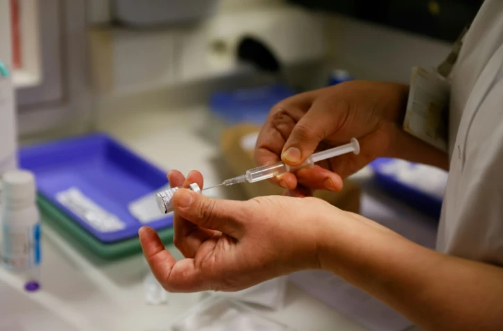 Préparation pour une vaccination avec une dose de Pfizer-BioNTech, à Sevran, le 27 décembre 2020