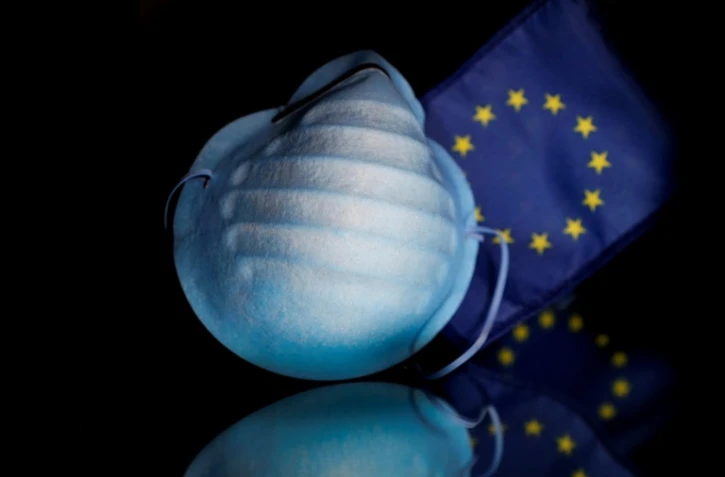 Un masque de protection contre le coronavirus devant un drapeau de l'Union européenne, le 27 février 2020 à Bruxelles